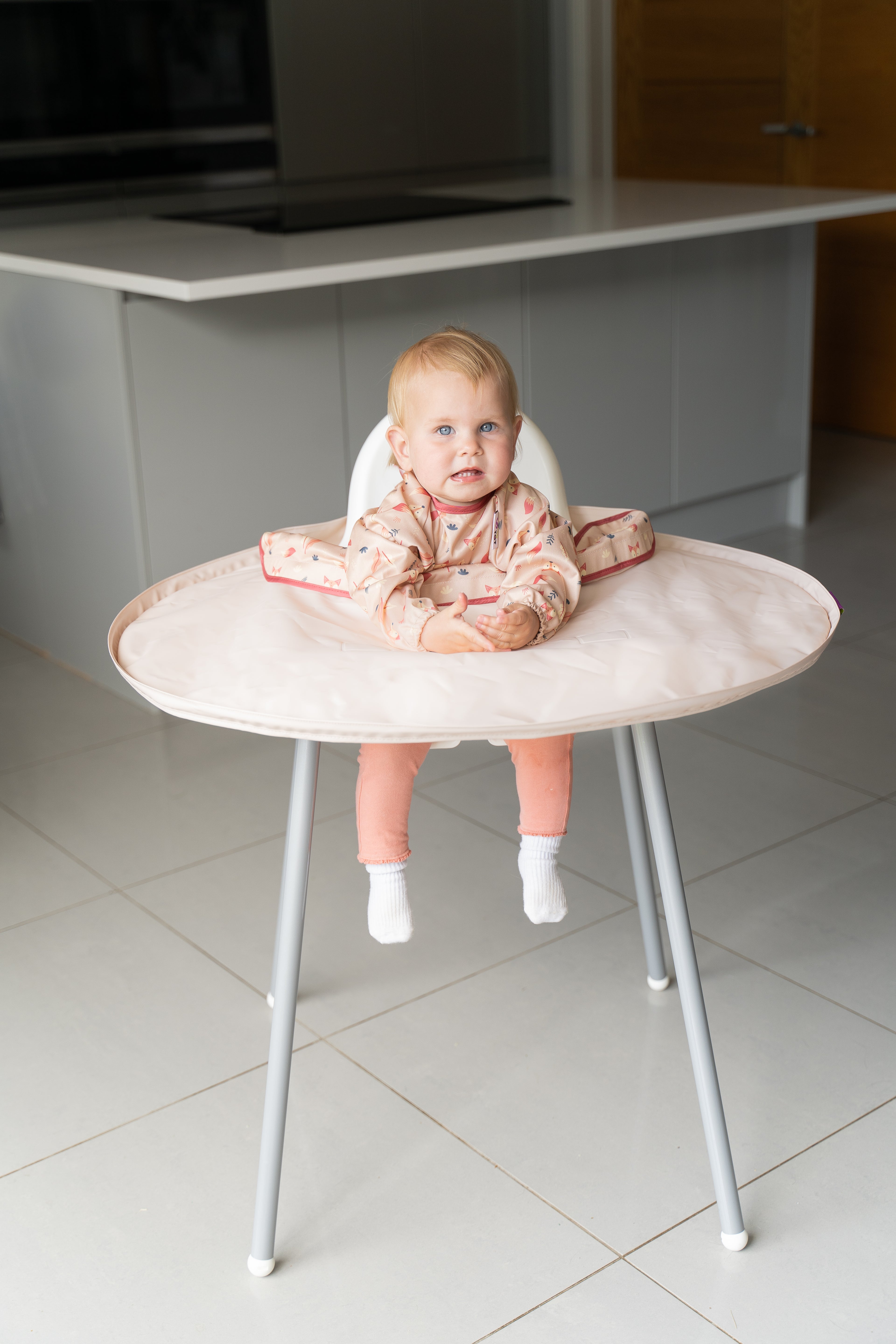 Tidy Tot Hagesmæk og Bakke - SÆT - Sand Ræv - Hagesmæk med ærmer - MamaMilla