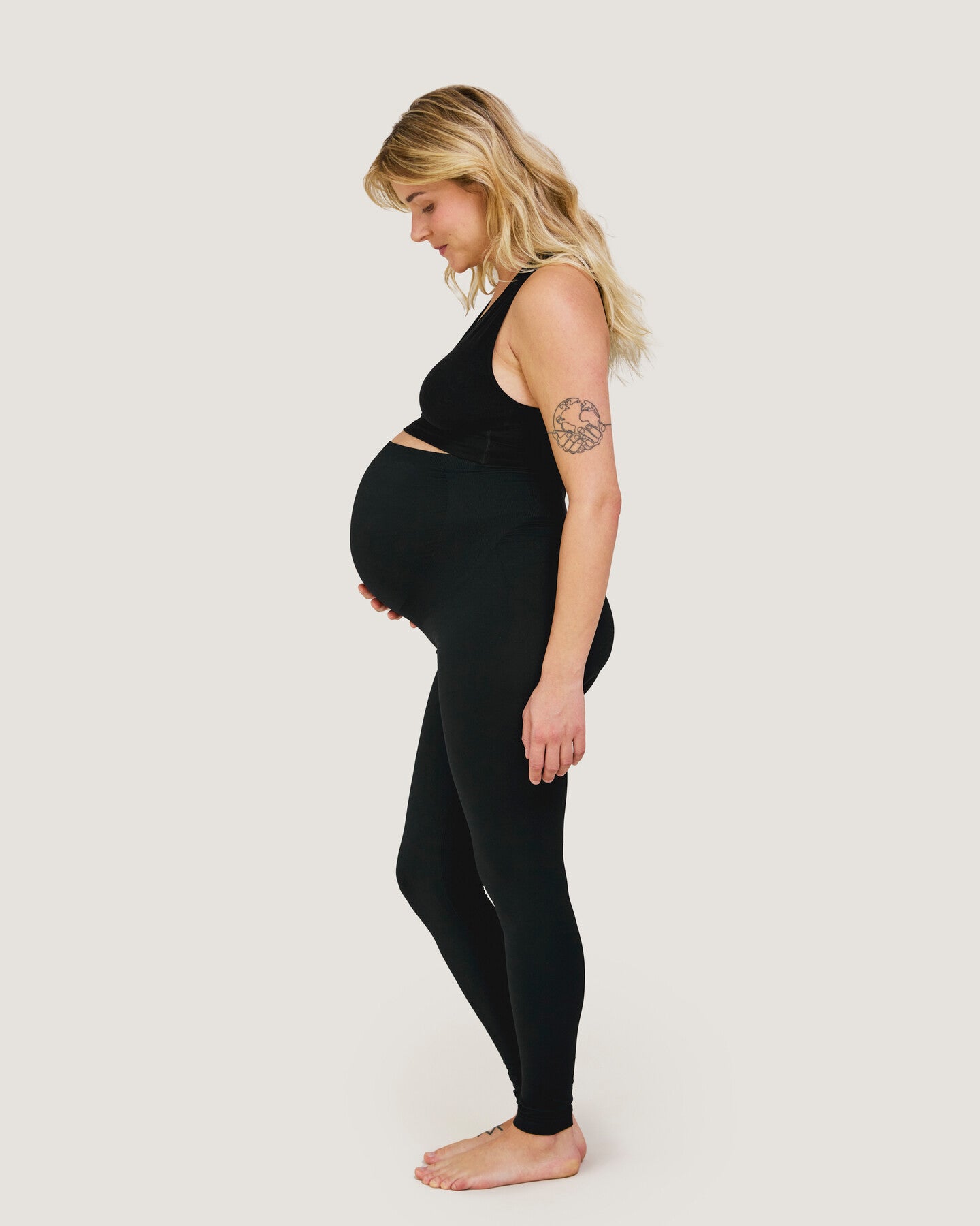 Carriwell unterstützende Leggings, Seitenansicht einer schwangeren Frau