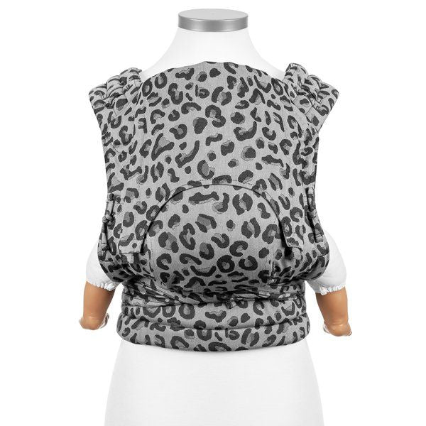 Fidella Fly Tai Tragehilfe – Leopard Silver – Baby – Tragehilfe – MamaMilla