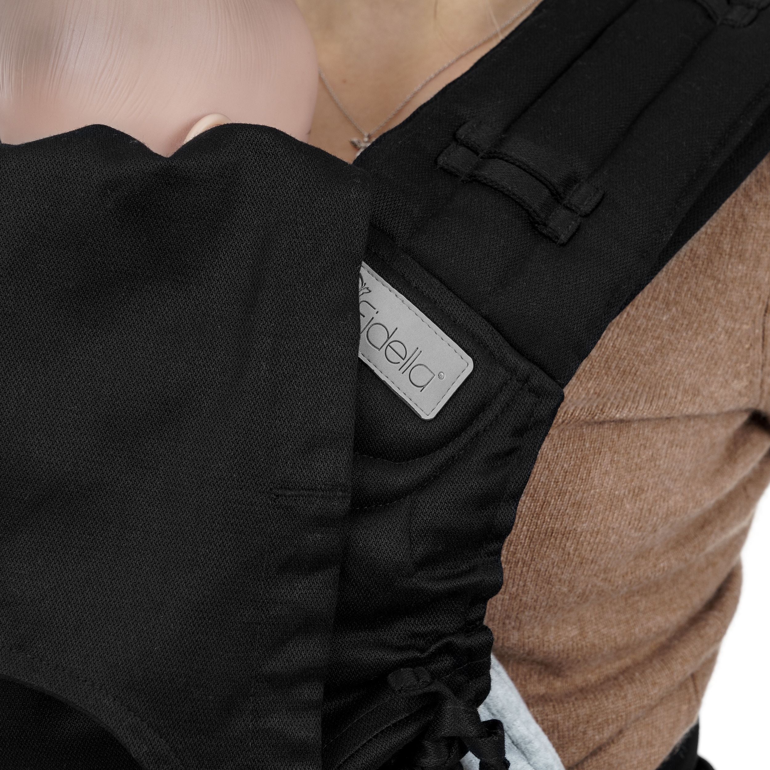 Fidella Fly Tai Tragehilfe – Chevron/Schwarz – Baby – Tragehilfe – MamaMilla