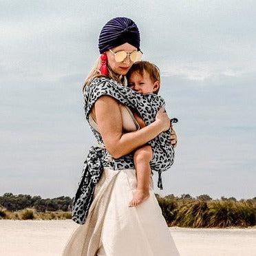 Fidella Fly Tai Babytrage – Leopard Silber – Kleinkind – Babytrage – MamaMilla