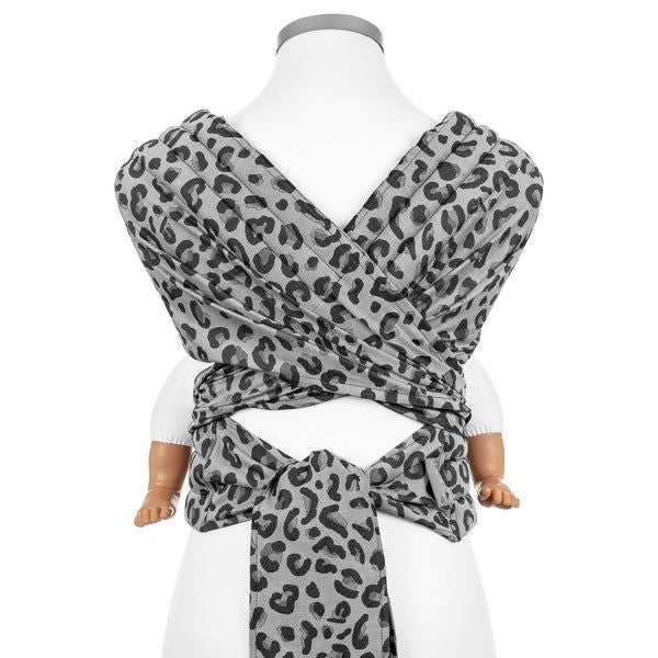 Fidella Fly Tai Babytrage – Leopard Silber – Kleinkind – Babytrage – MamaMilla