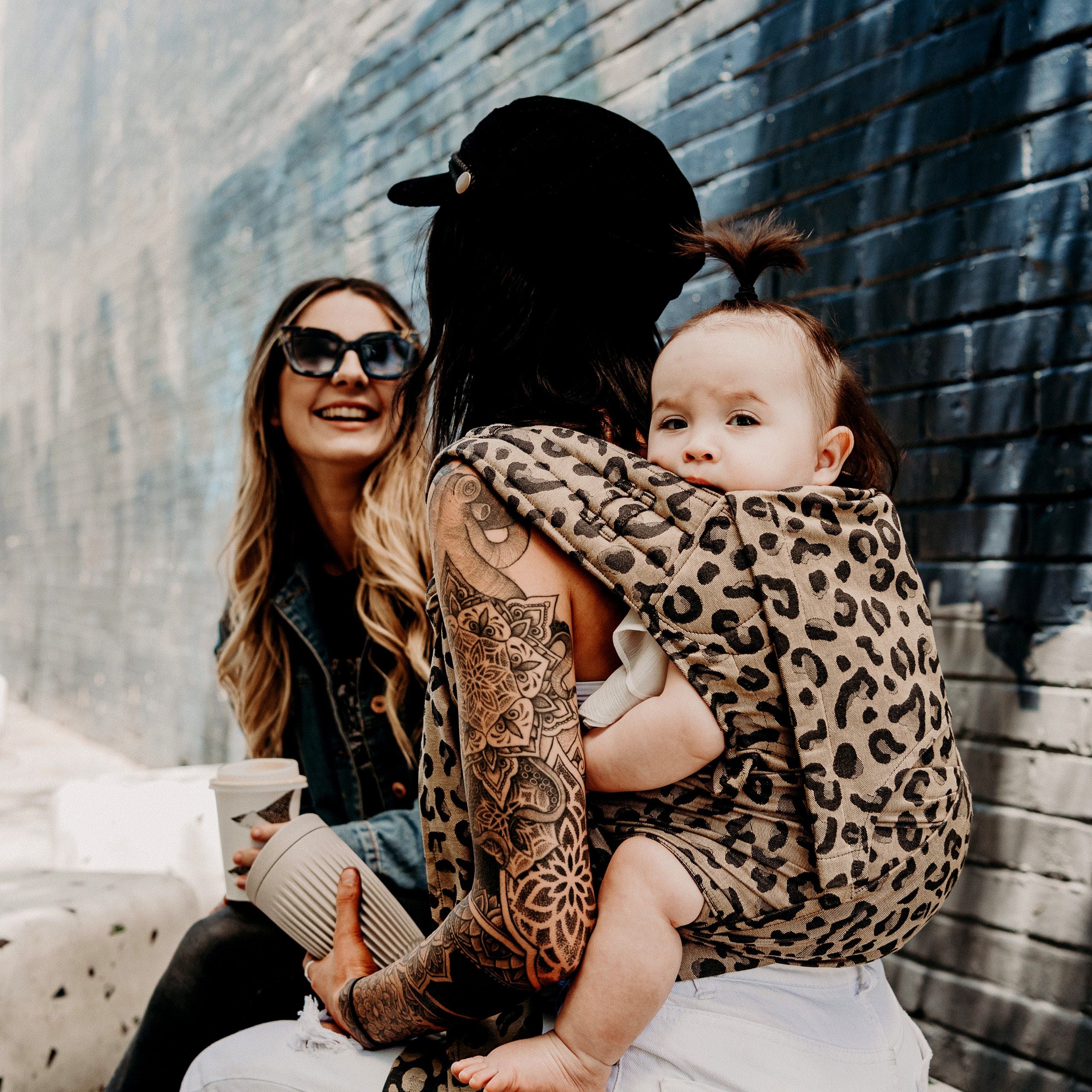 Fidella Fly Tai Babytrage – Leopard Gold – Kleinkind – Babytrage – MamaMilla