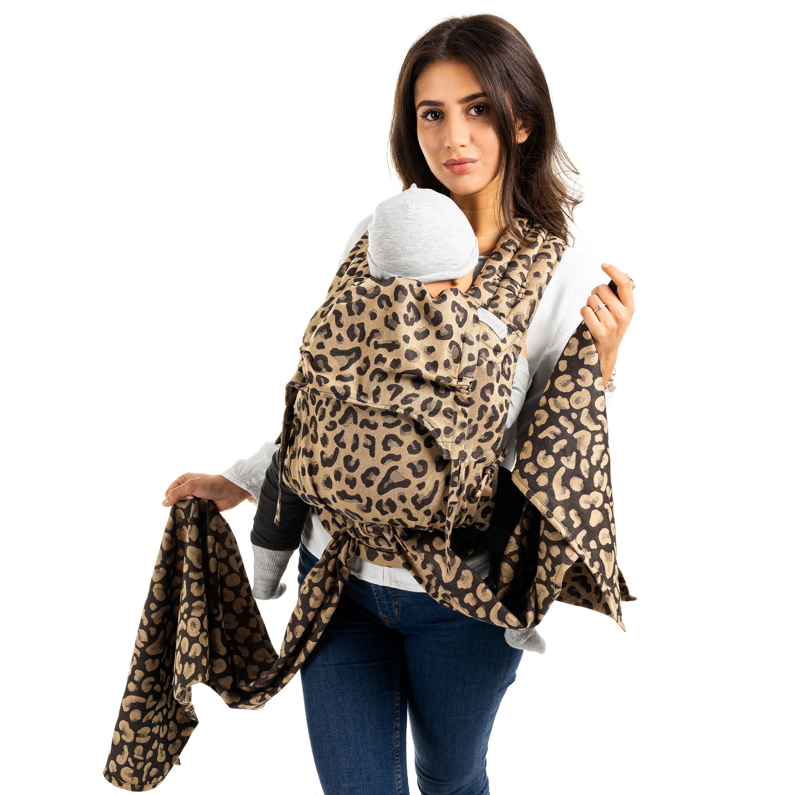 Fidella FlyClick Babytrage – Leopard Gold – Kleinkind – Babytrage – MamaMilla