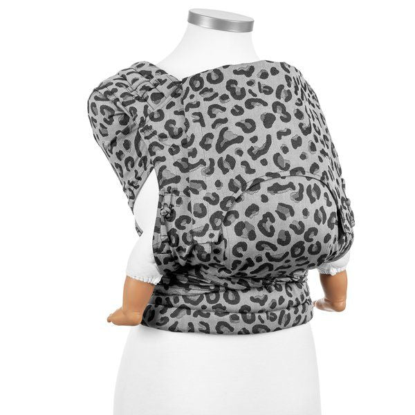 Fidella Fly Tai Tragehilfe – Leopard Silver – Baby – Tragehilfe – MamaMilla