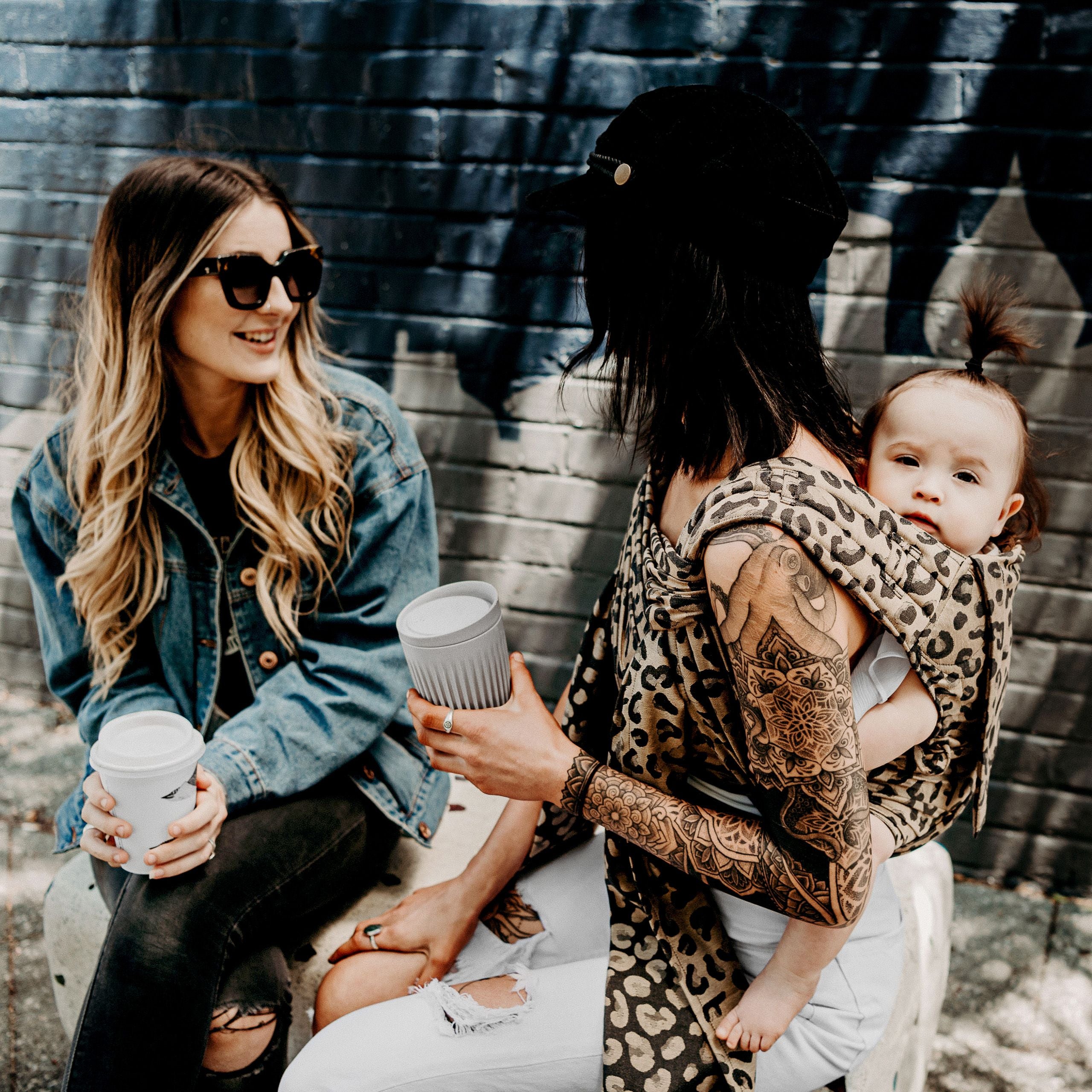 Fidella Fly Tai Babytrage – Leopard Gold – Kleinkind – Babytrage – MamaMilla