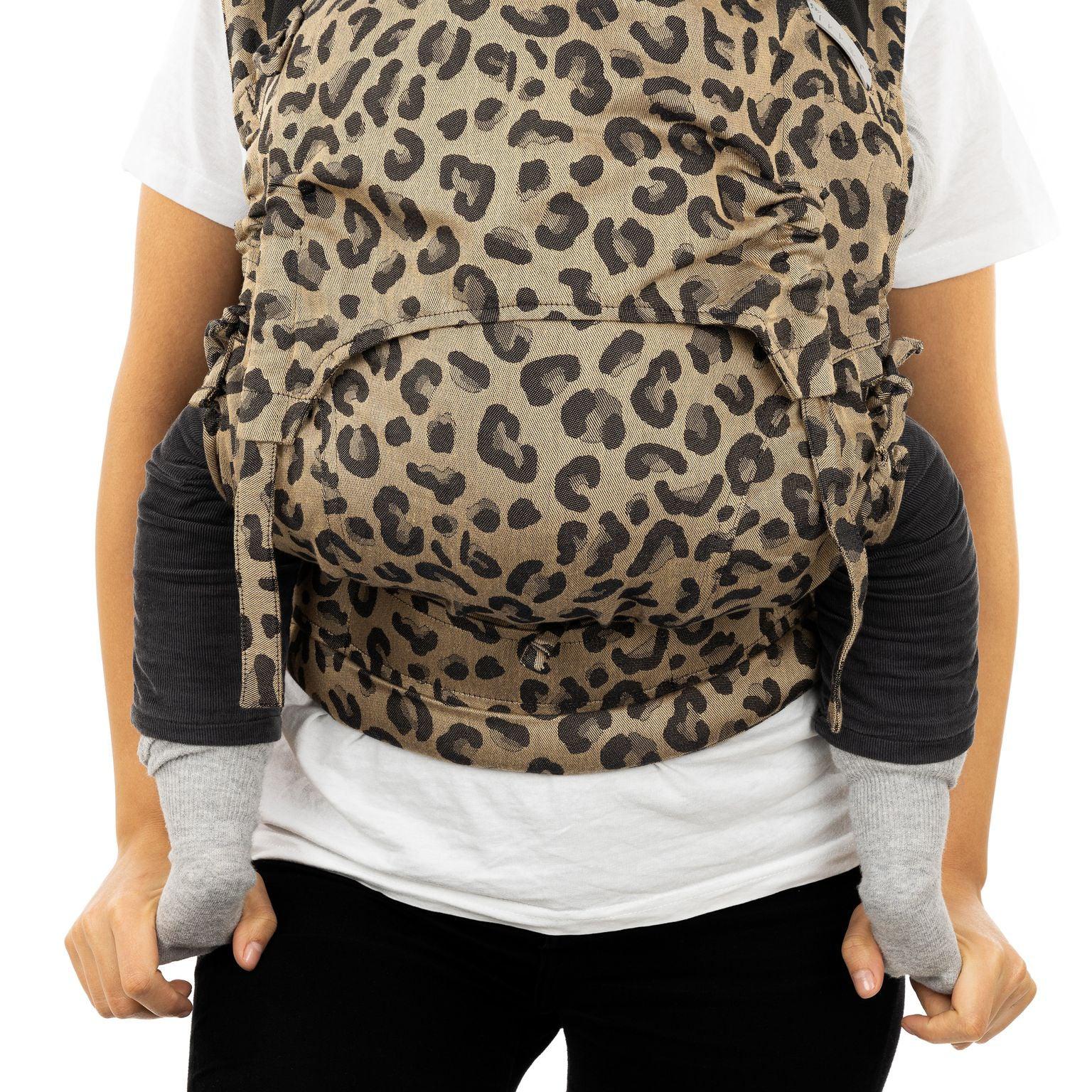 Fidella Fusion Fullbuckle Babytrage – Leopard Gold – Kleinkind – Babytrage – MamaMilla