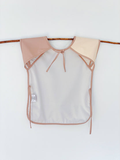 SKÅGFÄ Forklæde Uden Ærmer - 18-36+ mdr - Nature Rosewood - Forklæde - MamaMilla