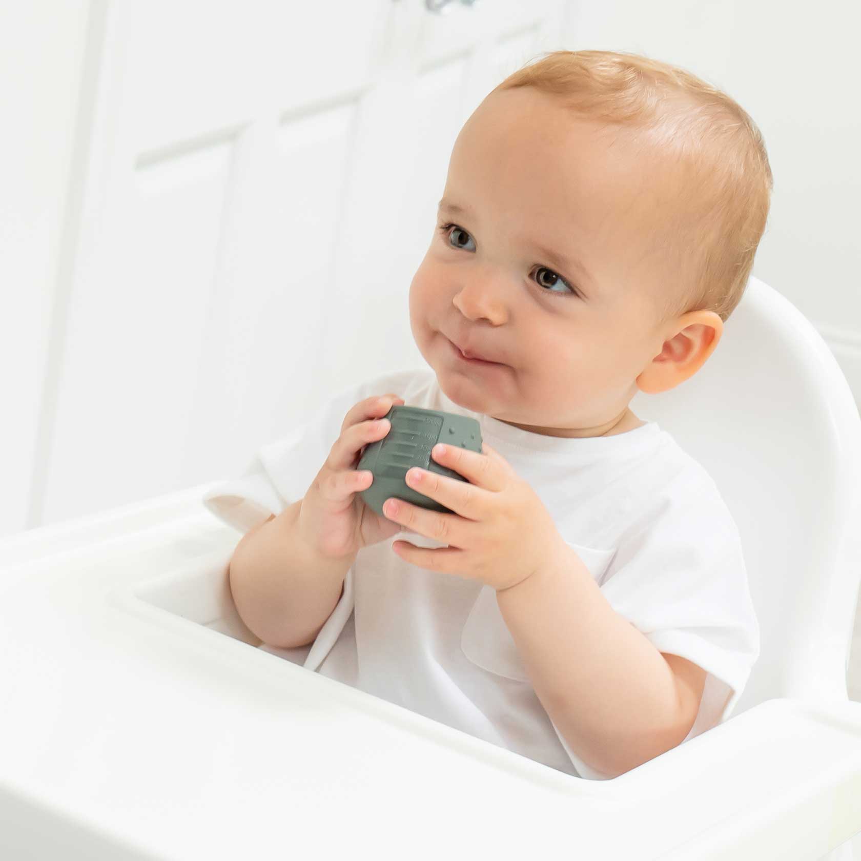 Tidy Tot Silikonbecher – My First Cup – Grau – Becher – MamaMilla