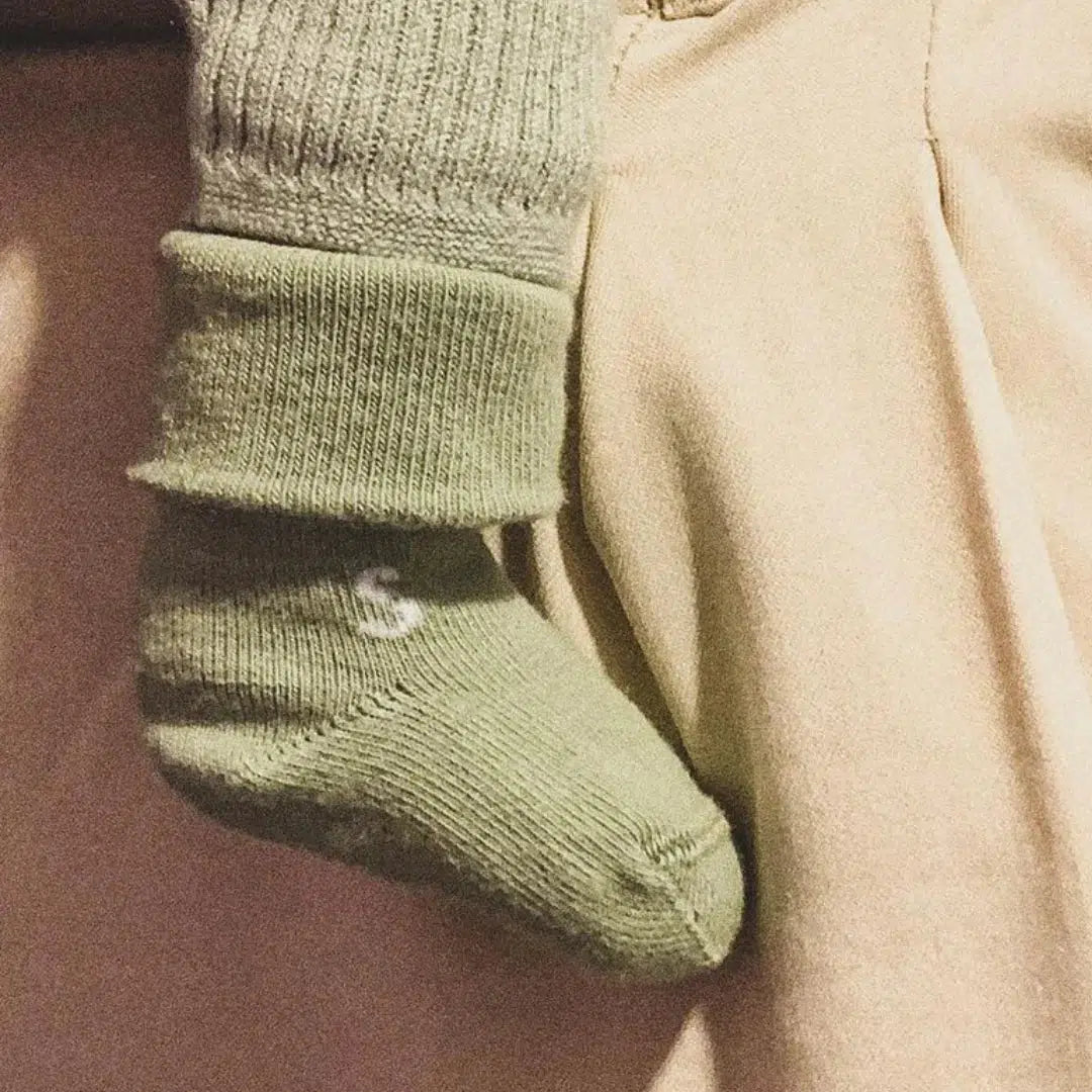 STUCKIES sokker til nyfødt med sømløs tå og "stay on" - 4 pak - Tides - Sokker - MamaMilla