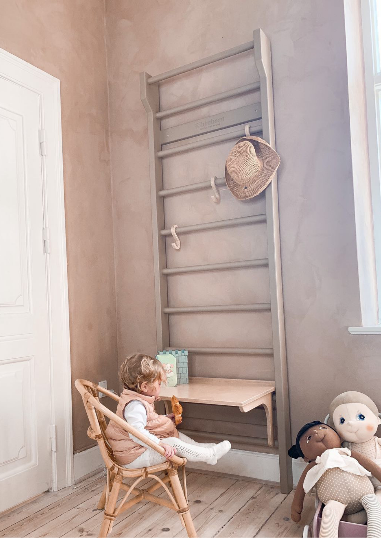 Ribbebørn Komplettpaket – Sprossenwand mit Schreibtisch &amp; 4 Haken