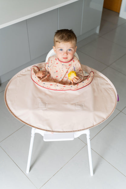 Tidy Tot Hagesmæk og Bakke - SÆT - Sand Ræv - Hagesmæk med ærmer - MamaMilla