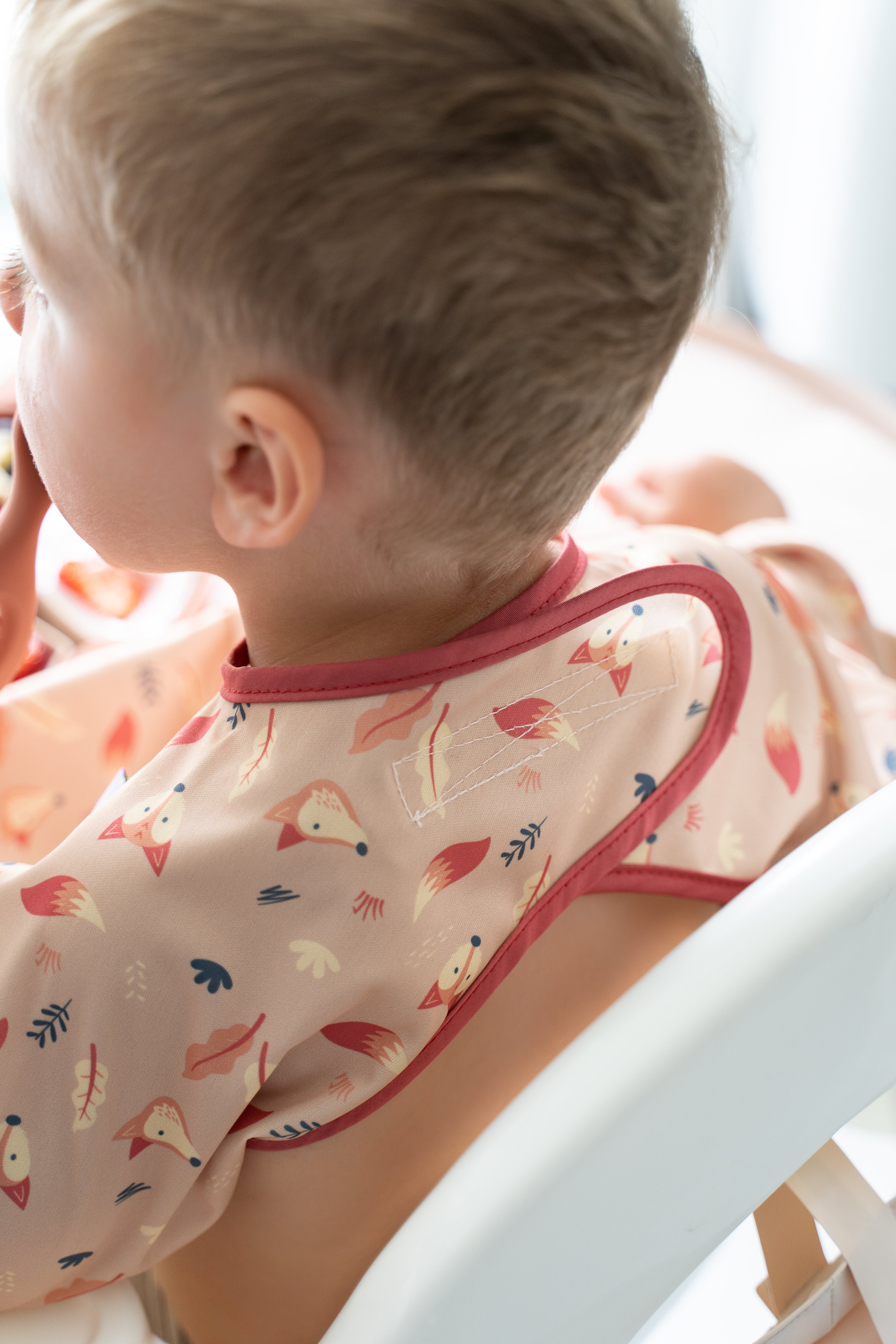 Tidy Tot Hagesmæk med Lange Ærmer til Bakke - Sand Ræv - Hagesmæk med ærmer - MamaMilla