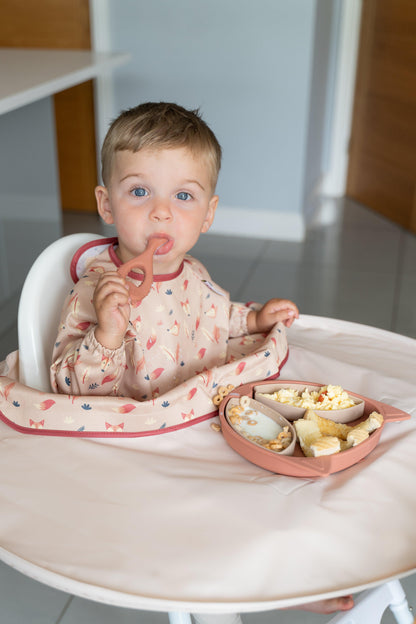Tidy Tot Hagesmæk med Lange Ærmer til Bakke - Sand Ræv - Hagesmæk med ærmer - MamaMilla