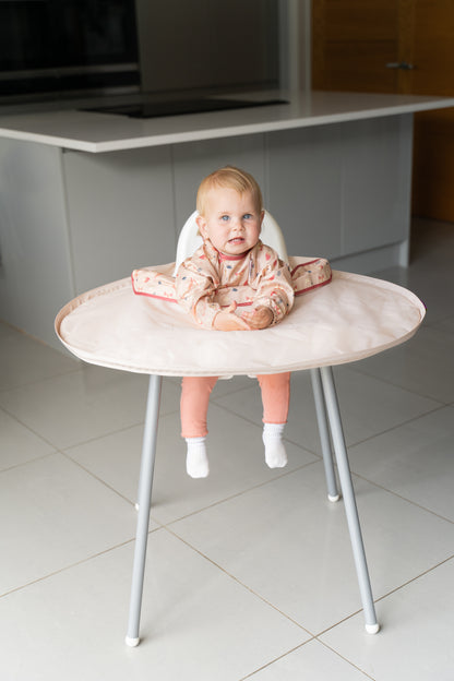 Tidy Tot Hagesmæk og Bakke - SÆT - Sand Ræv - Hagesmæk med ærmer - MamaMilla