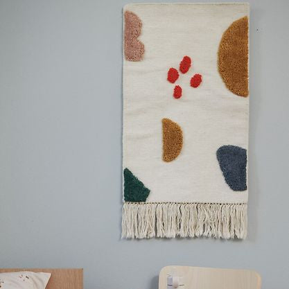 Liewood Blanca vægtæppe Geometric Multi Mix på væg i børneværelse
