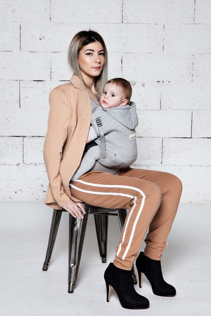 Love Radius Träger inkl. Babyeinsatz – Hoodie-Trage – Hellgrau/Athletic Grey – Tragehilfe – MamaMilla