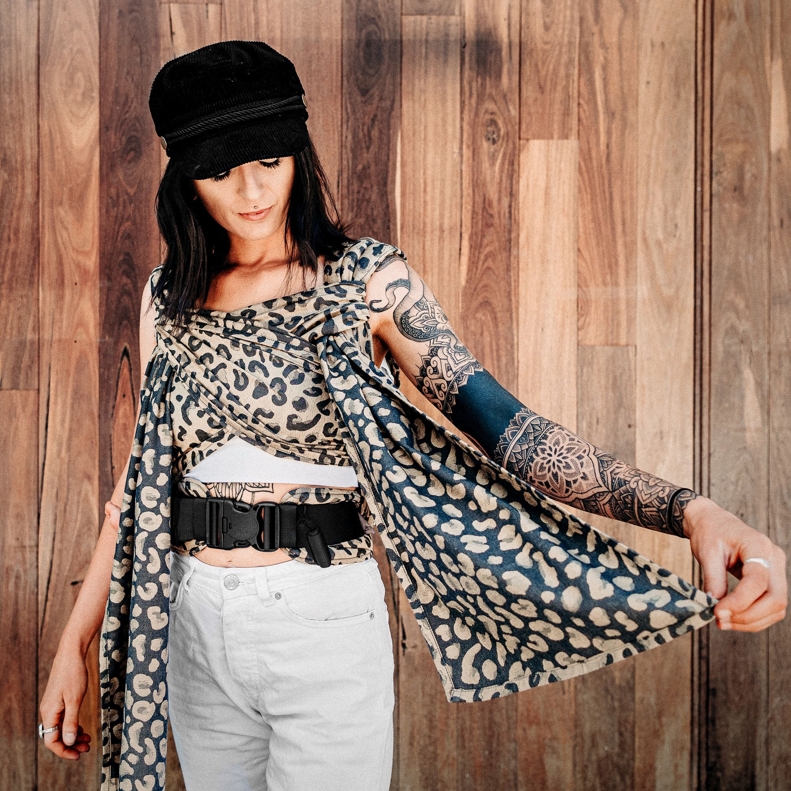 Fidella FlyClick Babytrage – Leopard Gold – Baby – Babytrage – MamaMilla