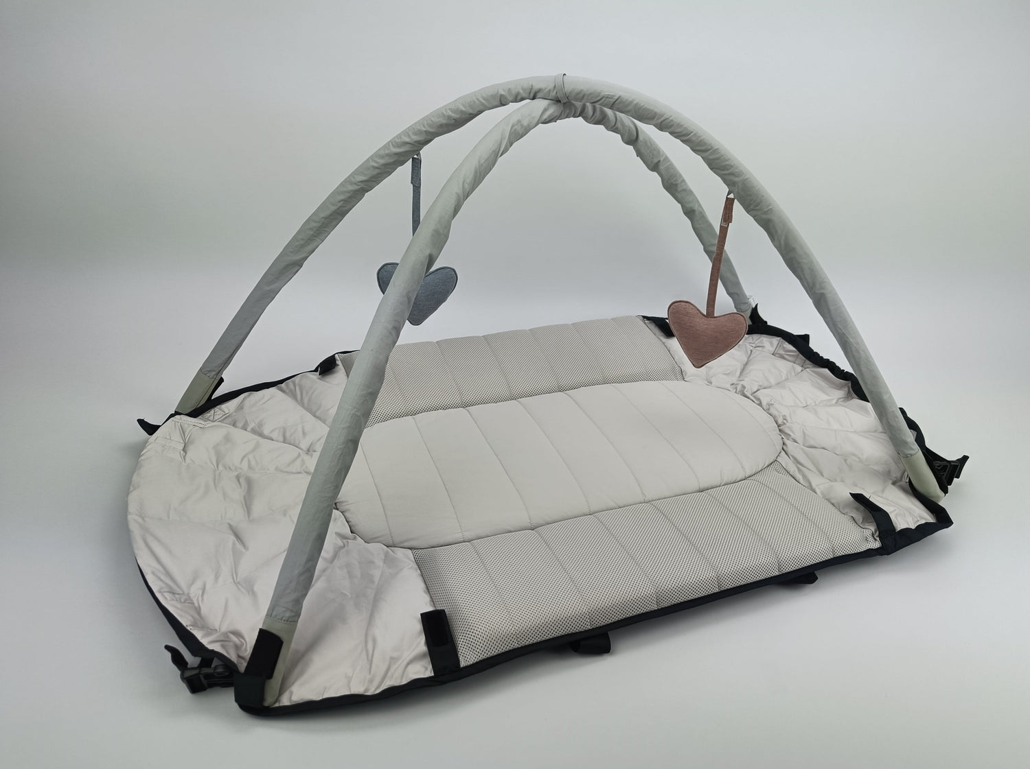 Paketangebot: Easygrow Favn Babynest/Lift + Spielbügel - Babylift - MamaMilla