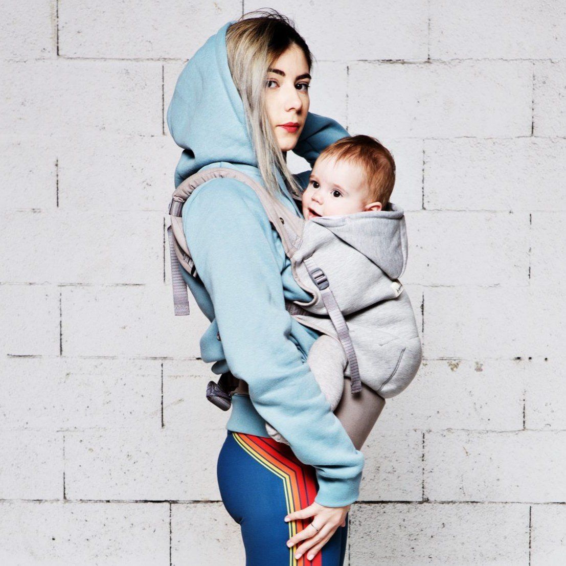 Love Radius Träger inkl. Babyeinsatz – Hoodie-Trage – Hellgrau/Athletic Grey – Tragehilfe – MamaMilla