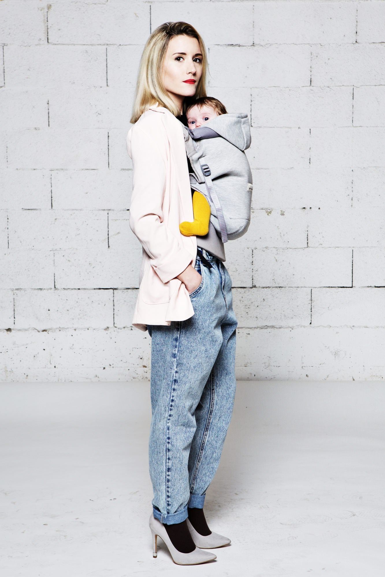 Love Radius Träger inkl. Babyeinsatz – Hoodie-Trage – Hellgrau/Athletic Grey – Tragehilfe – MamaMilla