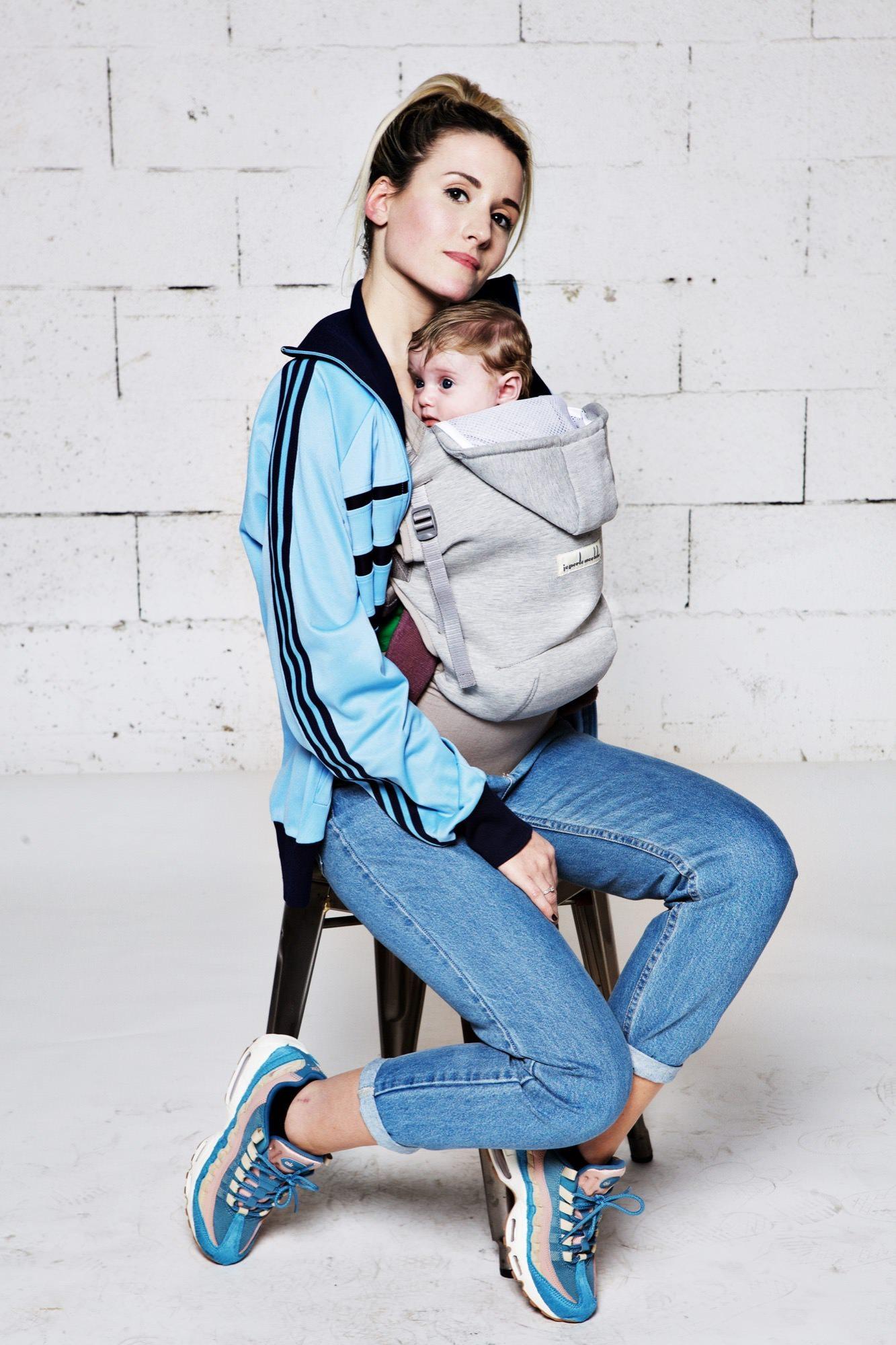Love Radius Träger inkl. Babyeinsatz – Hoodie-Trage – Hellgrau/Athletic Grey – Tragehilfe – MamaMilla