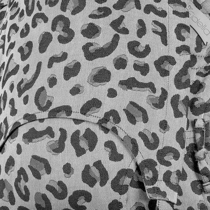 Fidella Fly Tai Tragehilfe – Leopard Silver – Baby – Tragehilfe – MamaMilla