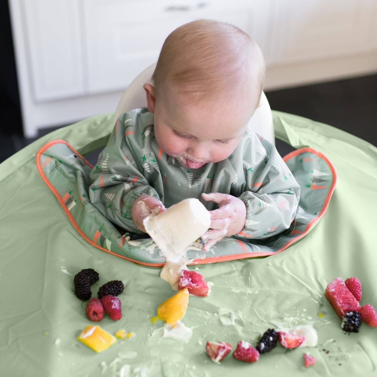 Tidy Tot Lätzchen und Tablett – SET – Dusty Mint – Lätzchen mit Ärmeln – MamaMilla