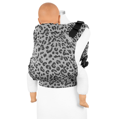 Fidella Fusion Fullbuckle Bæresele - Leopard Silver - Baby - bæresele - MamaMilla