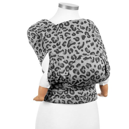 Fidella Fly Tai Babytrage – Leopard Silber – Kleinkind – Babytrage – MamaMilla