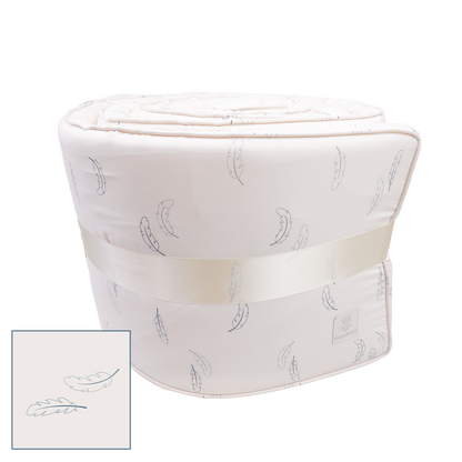 MamaMilla Tagesdecke aus Bio-Baumwolle – Blaue Federn – Tagesdecke – MamaMilla