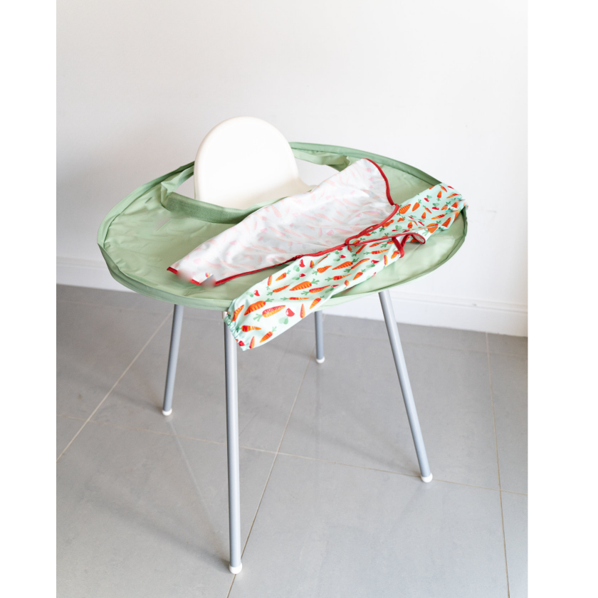 Tidy Tot Hagesmæk og Bakke - SÆT - Sage Grøntsager - Hagesmæk med ærmer - MamaMilla