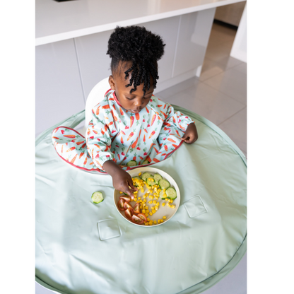 Tidy Tot Hagesmæk og Bakke - SÆT - Sage Grøntsager - Hagesmæk med ærmer - MamaMilla