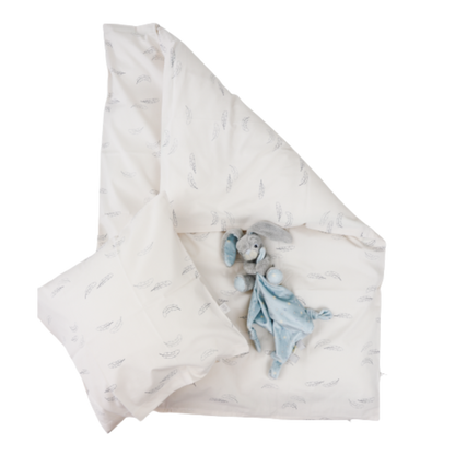 MamaMilla babysengetøj i økologisk bomuld - Blue feathers - Babysengetøj - MamaMilla