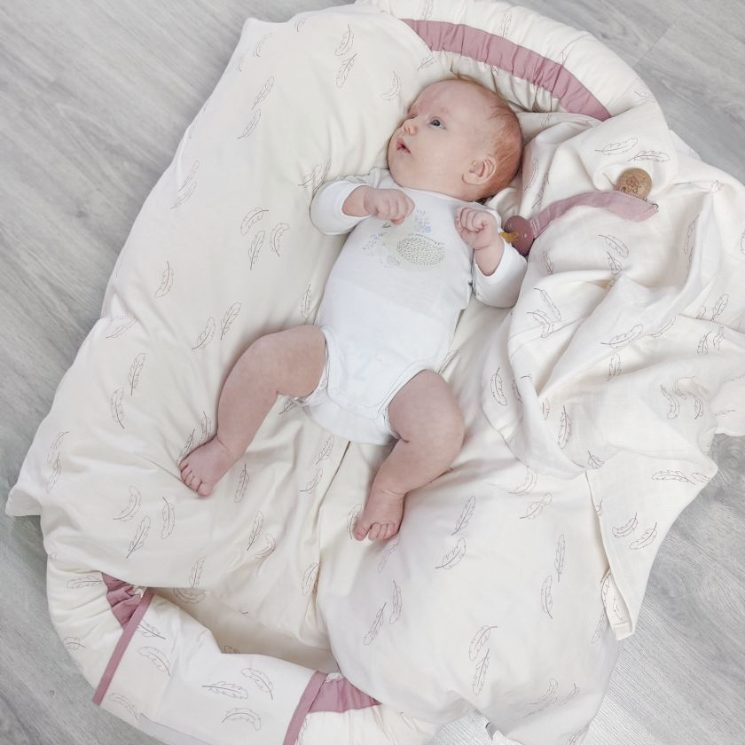 MamaMilla Babynest mit Fossflakes-Füllung – Rosenfedern – Babynest – MamaMilla