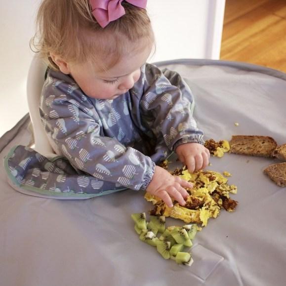 Tidy Tot Hagesmæk med Lange Ærmer til Bakke - Grå Æbler - Hagesmæk med ærmer - MamaMilla