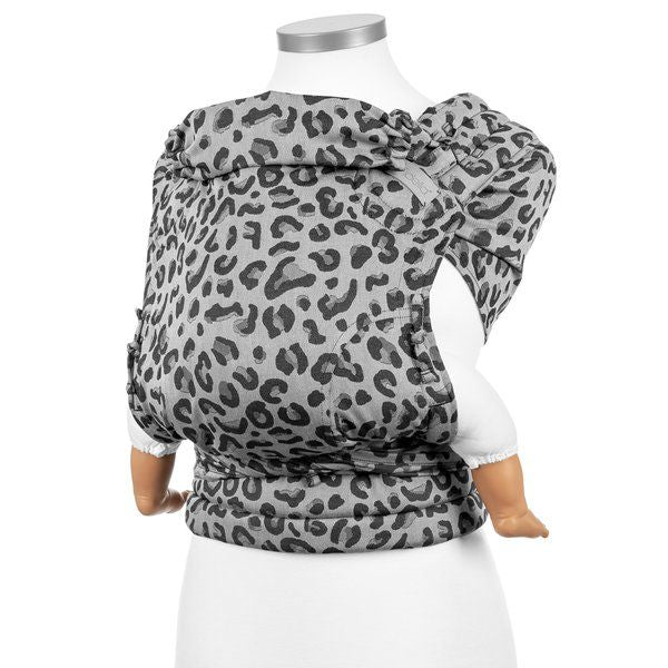 Fidella Fly Tai Babytrage – Leopard Silber – Kleinkind – Babytrage – MamaMilla